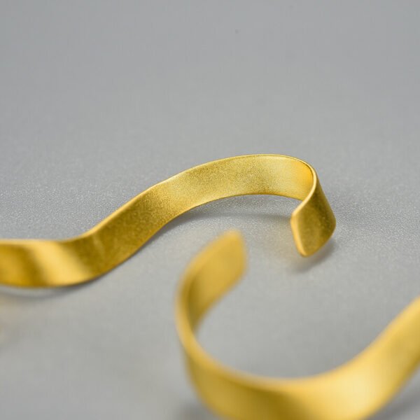 Imagem do Brinco Fita Minimalista em Prata 925 e Ouro 18k | ARISCA
