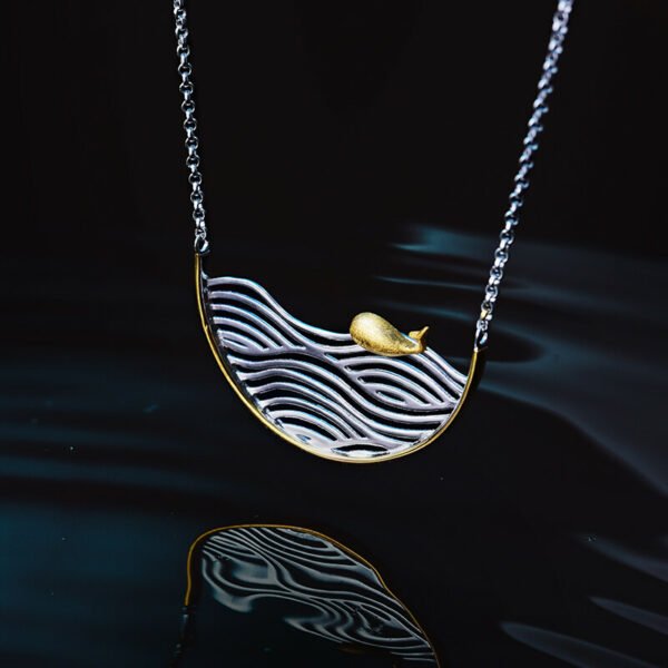 Imagem do Colar Baleia e Mar em Prata 925 e Ouro 18k | ARISCA